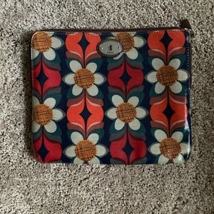 Fossil tablet holder